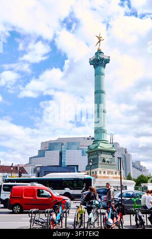 Paris, France - 11 mai 2026 : Colonne de Juillet sur la Place de la Bastille avec des véhicules et des vélos à proximité, devant un arrière-plan de bâtiments modernes et cl Banque D'Images