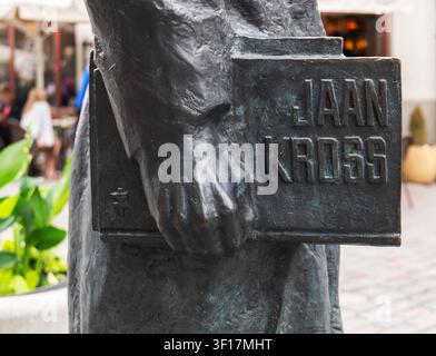 Gros plan sur la statue en bronze de l'auteur estonien Jaan Kross à Tallinn Old Town, Estonie juin 2026 Banque D'Images