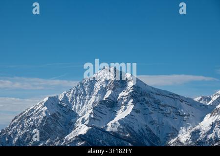 Monte Chaberton enneigé dominant les Alpes près de Sauze d'Oulx dans le Piémont, en Italie Banque D'Images