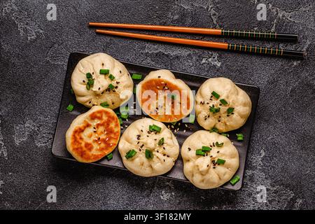 De délicieux petits pains servis sur une assiette avec des sauces pour un repas savoureux Banque D'Images