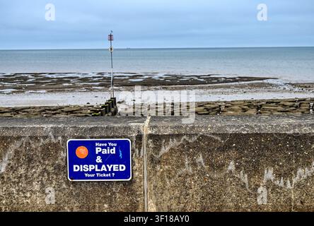Vue de Hunstanton depuis la promenade nord par-dessus la digue à marée basse Banque D'Images