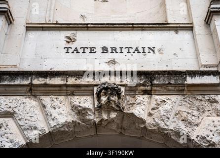 Inscription "Tate Britain" sur le mur extérieur en pierre de la galerie nationale d'art britannique, fondée en 1897, Millbank, Westminster, Londres, Royaume-Uni. Banque D'Images