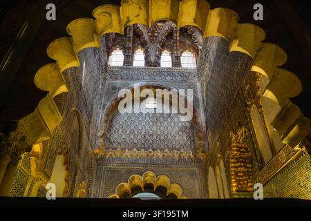Mosquée de Cordoue, intérieur de la Mosquée-Cathédrale de Cordoue Mihrab (niche de prière) de la Mosquée-Cathédrale, Cordoue, Espagne. Banque D'Images
