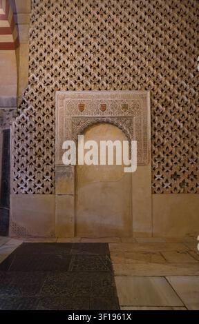 Arche aveugle décorée avec des motifs en relief en plâtre de briques sebka mauresque à l'intérieur de la Mosquée-Cathédrale de Cordoue (Mezquita), Espagne. Banque D'Images