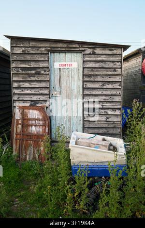 Une cabane de pêcheur en bois goudronné noir rustique au Southwold Harbour, Suffolk, Angleterre Banque D'Images