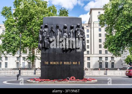 Monument aux femmes de la Seconde Guerre mondiale, par le sculpteur John W. Mills, montrant des ensembles d'uniformes de guerre, dévoilé par la reine Élisabeth II, Whitehall, Londres UK Banque D'Images