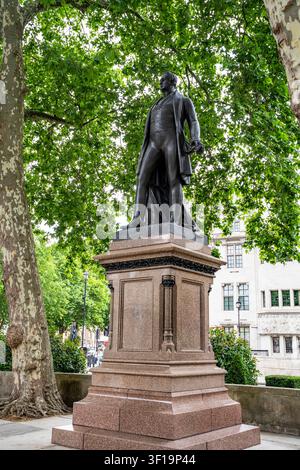 Statue en bronze de Sir Robert Peel, fondateur de la Metropolitan Police par Matthew Noble, à Parliament Square, Westminster, Londres, Royaume-Uni. Banque D'Images
