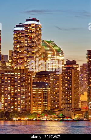 Les tours des Harbour Plaza Condos et la terrasse TD à capuchon vert dominent cette partie du panorama de Toronto. Les lumières rouges et vertes au premier plan sont le terminal de ferry. Banque D'Images