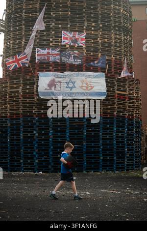 BELFAST, IRLANDE DU NORD - 11 JUIN 2026 : Aujourd’hui, le 11 juillet à Belfast et dans toute l’Irlande du Nord, des feux sont allumés à minuit dans la tradition du 11 juillet par les unionistes et les loyalistes pour célébrer la bataille de la Boyne en 1690. Les feux à travers l’Irlande du Nord affichent souvent des panneaux racistes et des graphismes discriminatoires et sont construits dans les quartiers loyalistes protestants. Photo de Nadia Caimi/JNA Press (Photo de Nadia Caimi/JNA Press via Nexpher Images) Crédit : Nexpher Images Limited/Alamy Live News Banque D'Images