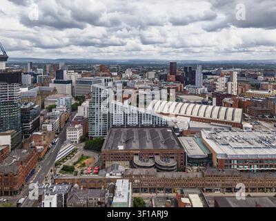 Vue aérienne du paysage urbain de Manchester mettant en vedette des immeubles modernes en hauteur, le complexe de congrès historique de Manchester Central et les infrastructures urbaines Banque D'Images