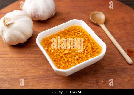 Huile d'ail frit croustillante aromatique, assaisonnement traditionnel pour les nouilles et la soupe Banque D'Images