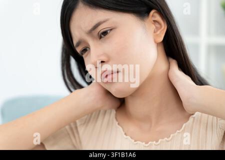 syndromes de bureau, femme massant des douleurs cervicales dues au travail et à l'aide d'un ordinateur, composite numérique d'une colonne vertébrale focalisée de douleurs cervicales et d'épaule symp Banque D'Images