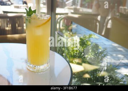Une boisson rafraîchissante posée sur une table dans un cadre lumineux Banque D'Images