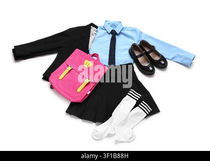Ensemble d'uniforme scolaire comprenant un sac à dos rose, une chemise bleue, une jupe noire, un blazer et des chaussures pour les élèves Banque D'Images
