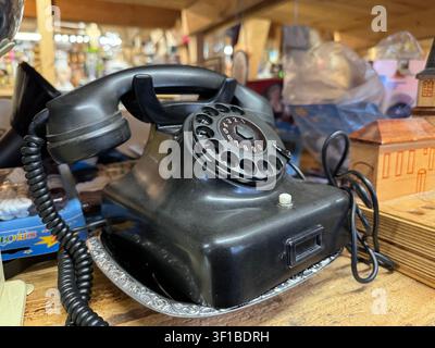 Téléphone à cadran noir vintage sur surface en bois Banque D'Images