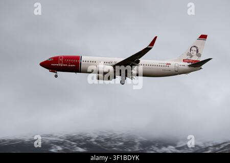 Norwegian Air Shuttle Boeing 737-800 atterrissant à l'aéroport de Tromsø. Photo de haute qualité Banque D'Images