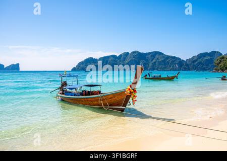 Bateau traditionnel à longue queue avec mouillage de batelier sur long Beach, Phi Phi Don, Thaïlande Banque D'Images