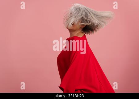 Femme mature active aux cheveux gris s'amusant Banque D'Images