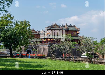 L'immense et imposant porte Ngo Mon sur le terrain de la citadelle de Hué dans la ville de Hué, au centre du Vietnam. La citadelle de Hué est considérée comme le visage de l'Empire Banque D'Images