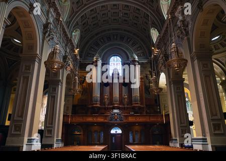 Philadelphie, Pennsylvanie, États-Unis ; Cathédrale Basilique des Saints Pierre et Paul, intérieur monumental, vue de la galerie de musique, intérieur monumental Banque D'Images