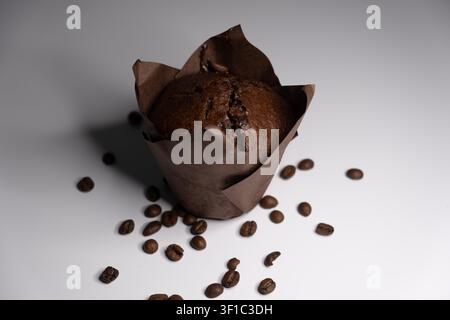 Muffin au chocolat fraîchement cuit en gros plan Banque D'Images