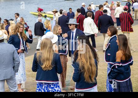 Des personnes vêtues de blazers traditionnels et de tenues d'été se rassemblant à Henley Regatta Banque D'Images