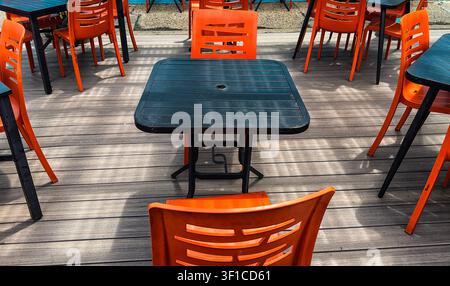 Espace de repas de terrasse de restaurant vide. Banque D'Images