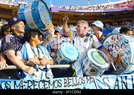 Kansas City, Missouri, États-Unis. 11 juillet 2026. Ces fans commencent leur roulement de tambour alors qu'ils célèbrent leur équipe nationale argentine au Kansas City Stadium à Kansas City, Missouri le 11 juillet 2026. (Credit Image: © Serena S.Y. Hsu/ZUMA Press Wire) UTILISATION ÉDITORIALE SEULEMENT ! Pas pour un USAGE COMMERCIAL ! Banque D'Images