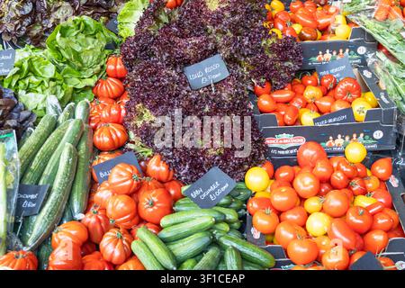 Légumes biologiques frais sur un étal de marché local. Londres, Royaume-Uni, 17 décembre 2023 Banque D'Images