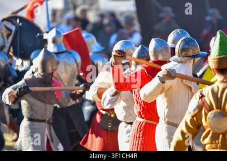 Des reconstituteurs en armure brillante s'affrontent avec des armes d'hast aux Jeux Internationaux du Palais de Visegrád, Hongrie, le 11 juillet 2026. Banque D'Images