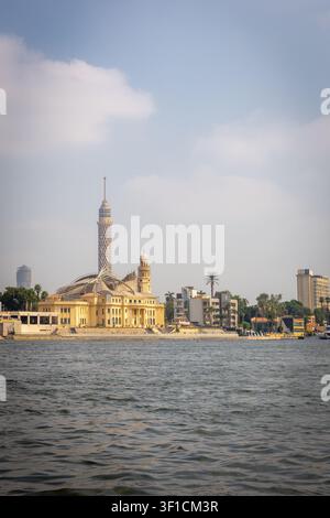 Le Caire, Égypte, 25.07.21. Île de Gezira sur le Nil, paysage riverain avec la tour du Caire, le musée du Commandement Révolutionnaire, l’hôtel Fleet Club Banque D'Images