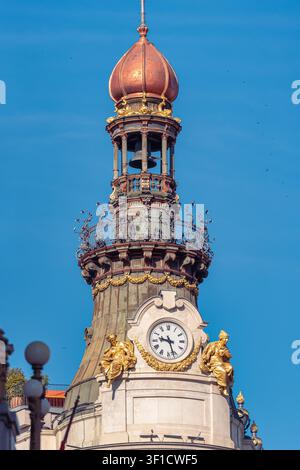 Vue rapprochée de la tour d'horloge et du dôme orné du bâtiment Metropolis à Madrid, Espagne Banque D'Images