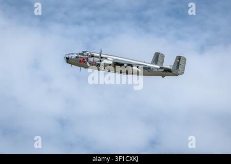 The Flying Bulls - 1945 North American B-25J Mitchell, en vol lors du Festival of Flight organisé à Shuttleworth le 28 juin 2026. Banque D'Images