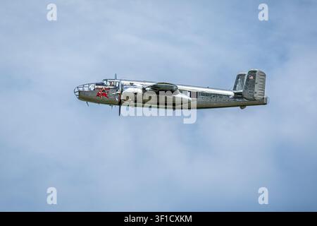 The Flying Bulls - 1945 North American B-25J Mitchell, en vol lors du Festival of Flight organisé à Shuttleworth le 28 juin 2026. Banque D'Images