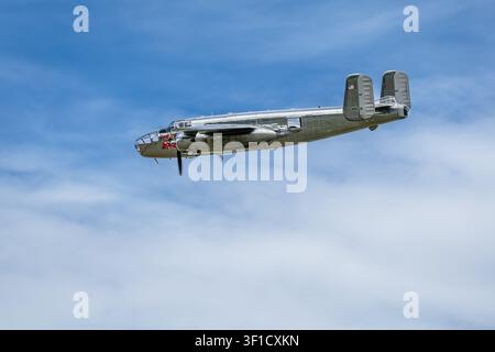 The Flying Bulls - 1945 North American B-25J Mitchell, en vol lors du Festival of Flight organisé à Shuttleworth le 28 juin 2026. Banque D'Images