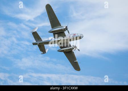The Flying Bulls - 1945 North American B-25J Mitchell, en vol lors du Festival of Flight organisé à Shuttleworth le 28 juin 2026. Banque D'Images