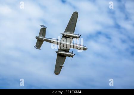 The Flying Bulls - 1945 North American B-25J Mitchell, en vol lors du Festival of Flight organisé à Shuttleworth le 28 juin 2026. Banque D'Images