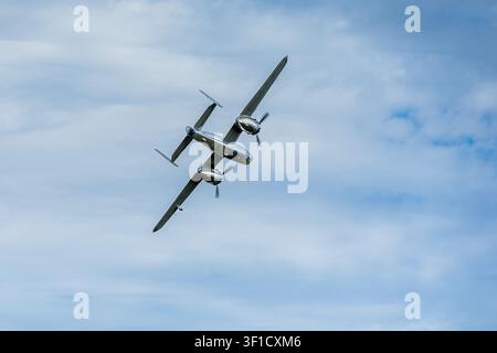 The Flying Bulls - 1945 North American B-25J Mitchell, en vol lors du Festival of Flight organisé à Shuttleworth le 28 juin 2026. Banque D'Images