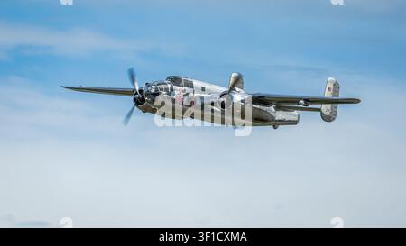 The Flying Bulls - 1945 North American B-25J Mitchell, en vol lors du Festival of Flight organisé à Shuttleworth le 28 juin 2026. Banque D'Images