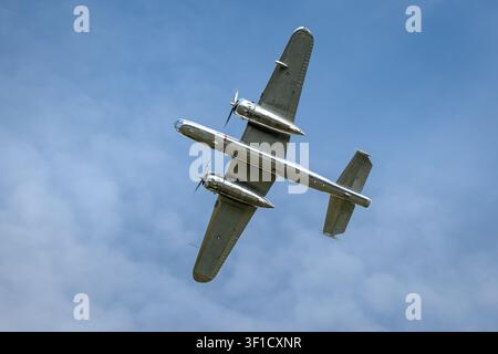 The Flying Bulls - 1945 North American B-25J Mitchell, en vol lors du Festival of Flight organisé à Shuttleworth le 28 juin 2026. Banque D'Images