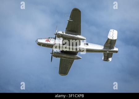 The Flying Bulls - 1945 North American B-25J Mitchell, en vol lors du Festival of Flight organisé à Shuttleworth le 28 juin 2026. Banque D'Images