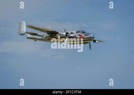 The Flying Bulls - 1945 North American B-25J Mitchell, en vol lors du Festival of Flight organisé à Shuttleworth le 28 juin 2026. Banque D'Images