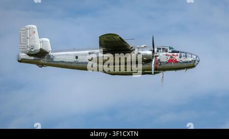 The Flying Bulls - 1945 North American B-25J Mitchell, en vol lors du Festival of Flight organisé à Shuttleworth le 28 juin 2026. Banque D'Images