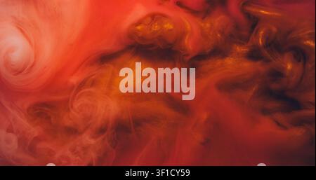 Mélange de fumée. Brume chatoyante. Jet rouge en forme de ruisseau, écoulement vif, déversement de poussière colorée en pigment. Tache de peinture floue flottante, fond texturé liquide abstrait. Banque D'Images