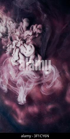 Mélange de pigments. Écoulement étincelant. Spray de peinture blanc en nuage tourbillonnant dans un liquide violet cosmique sombre. Déferlement de paillettes floues en forme de poussière d'étoiles fond abstrait. Banque D'Images