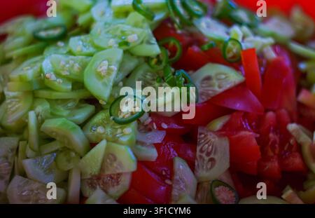 Salade de concombre et tomate hachée Banque D'Images