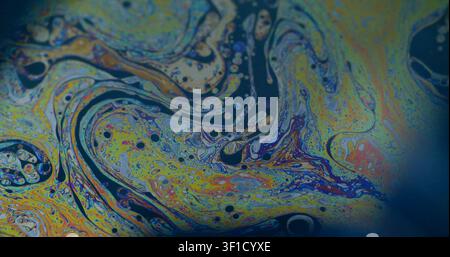 Peinture à la gazole. Tourbillon d'huile de savon. Texture floue chimique chaotique de liquide coloré. Mélange d'émulsion d'eau goutte fond abstrait dégradé. Banque D'Images