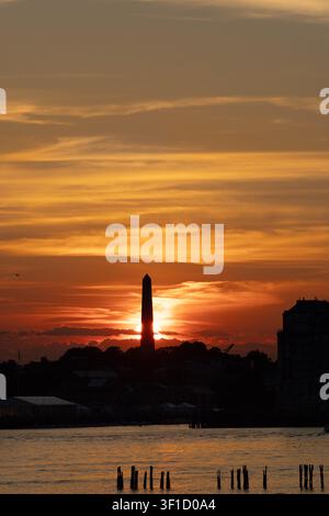 Monument de Bunker Hill en silhouette au coucher du soleil à Charlestown, Boston, Massachusetts, États-Unis. Banque D'Images