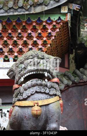 Lion Foo chien gardien chinois devant le temple Jianfu sur le mont Qingcheng à Dujiangyan, Chengdu, province du Sichuan, Chine Banque D'Images