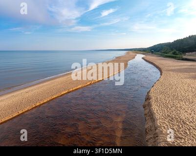 Vue aérienne de l'estuaire de la rivière Pēterupe se déversant dans la mer Baltique près du Dune Blanche à Saulkrasti, Lettonie Banque D'Images